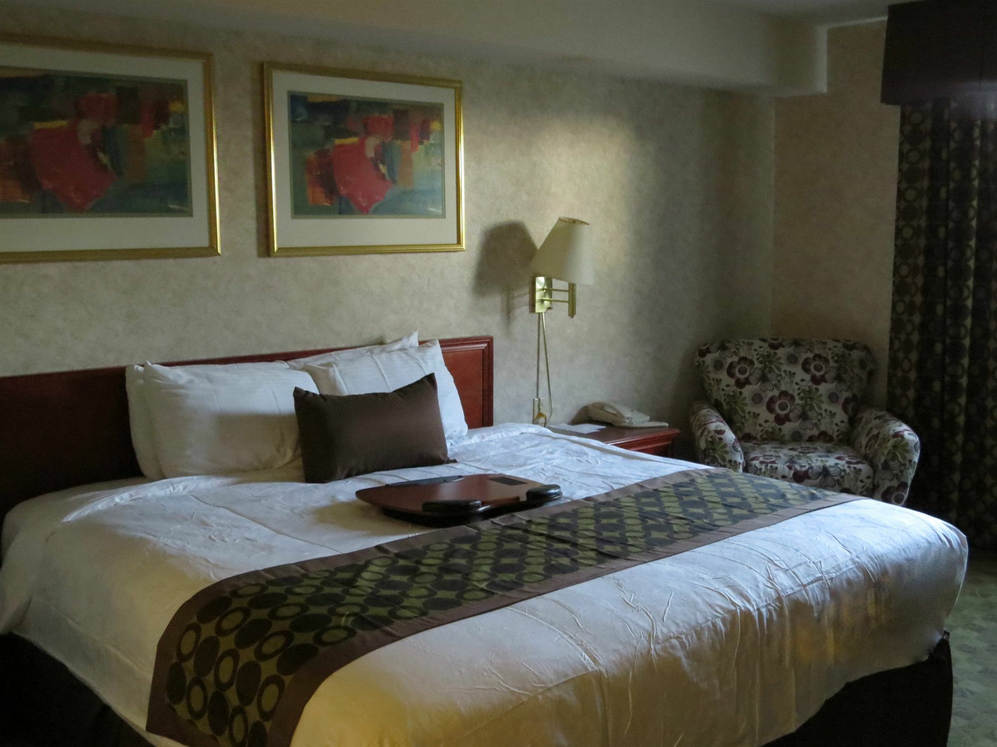 Lexington Inn & Suites-Windsor Exterior photo
